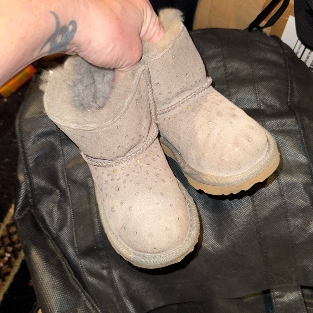 Ugg Bailey bows size 8 toddler